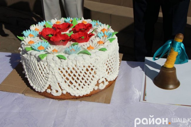 Волинські випускники зворушливо подякували вчительці