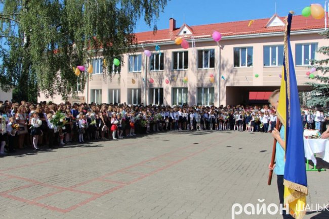 Волинські випускники зворушливо подякували вчительці