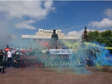 Луцькі активісти вимагають розслідувати вбивство Катерини Гандзюк. ФОТО