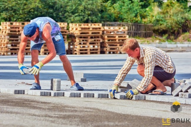 Як на ЖК «Супернова» вкладають бруківкою велику парковку*