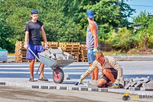 Як на ЖК «Супернова» вкладають бруківкою велику парковку*