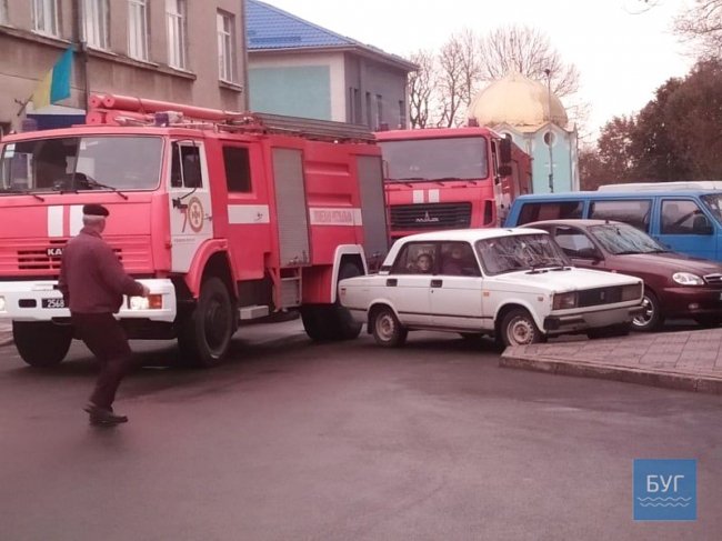 У місті на Волині пожежна машина не могла проїхати через припарковані авто. ФОТО