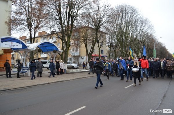 Луцькі студенти влаштували марш і вимагали у депутатів підтримати європейський вибір. ФОТО