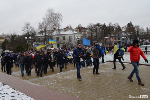 Луцькі студенти влаштували марш і вимагали у депутатів підтримати європейський вибір. ФОТО