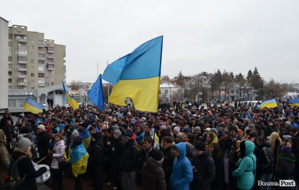 Луцькі студенти влаштували марш і вимагали у депутатів підтримати європейський вибір. ФОТО