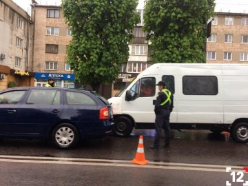 Ранкова аварія у Луцьку: зіткнулися бус та легковик