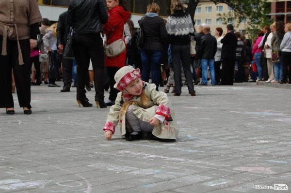 У Луцьку хотіли скласти найдовший рушник, але не змогли. ФОТО 