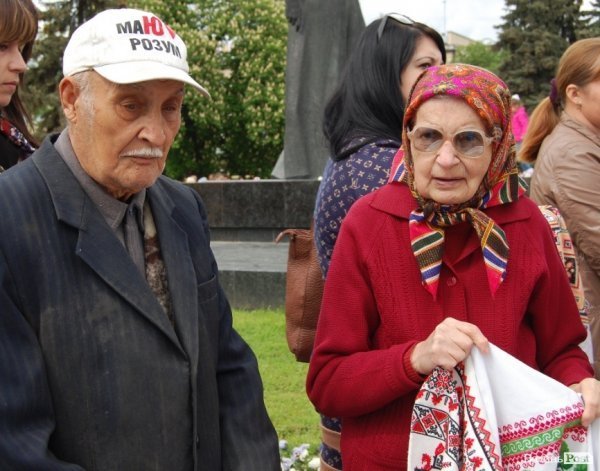 У Луцьку хотіли скласти найдовший рушник, але не змогли. ФОТО 