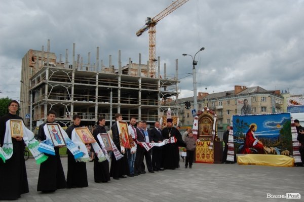 У Луцьку хотіли скласти найдовший рушник, але не змогли. ФОТО 