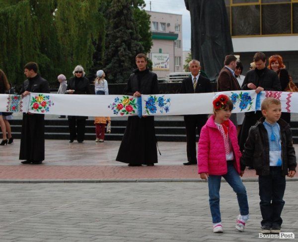 У Луцьку хотіли скласти найдовший рушник, але не змогли. ФОТО 