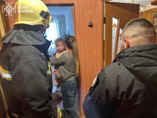 На Волині у квартирі зачинилася однорічна дитина