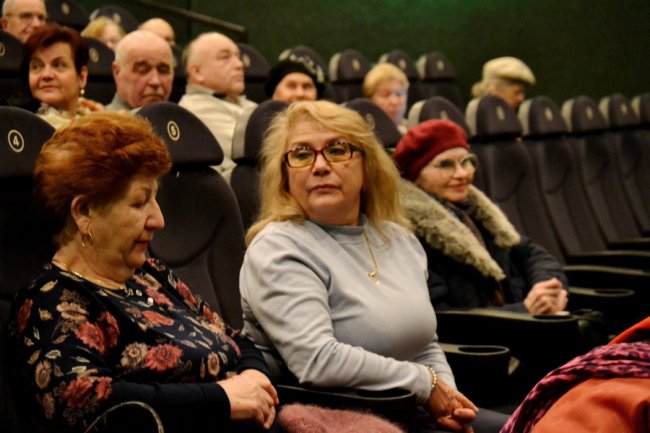 У «Промені» пенсіонери безкоштовно переглянули сімейний фільм 