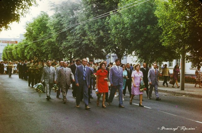 Фотограф показав ретросвітлини випускного у Луцьку