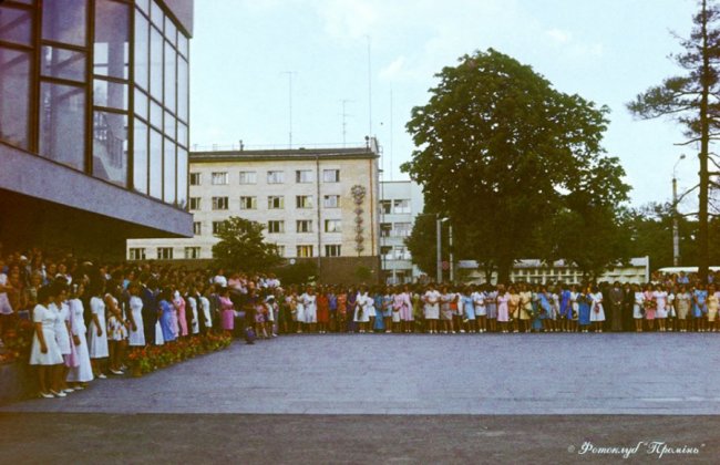 Фотограф показав ретросвітлини випускного у Луцьку