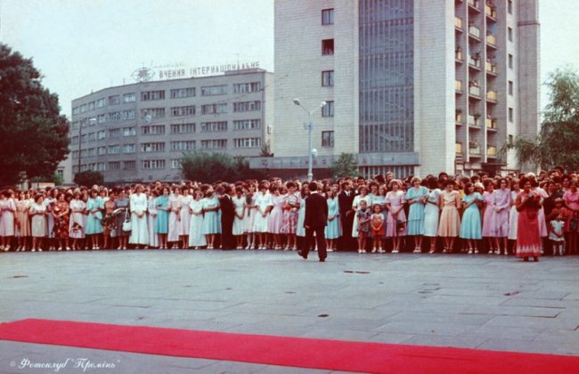 Фотограф показав ретросвітлини випускного у Луцьку