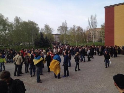 Тисячі українців збираються на мітинг в Донецьку