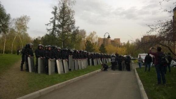 Тисячі українців збираються на мітинг в Донецьку