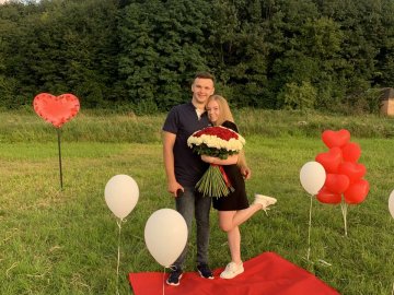 Запросив у кіно до Луцька: на Рівненщині хлопець освідчився коханій на повітряній кулі. ФОТО