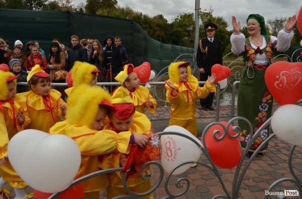 У Луцьку поряд з «Сіті-парком» відкрили Міст закоханих. ФОТО
