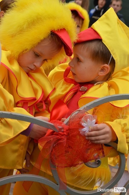 У Луцьку поряд з «Сіті-парком» відкрили Міст закоханих. ФОТО
