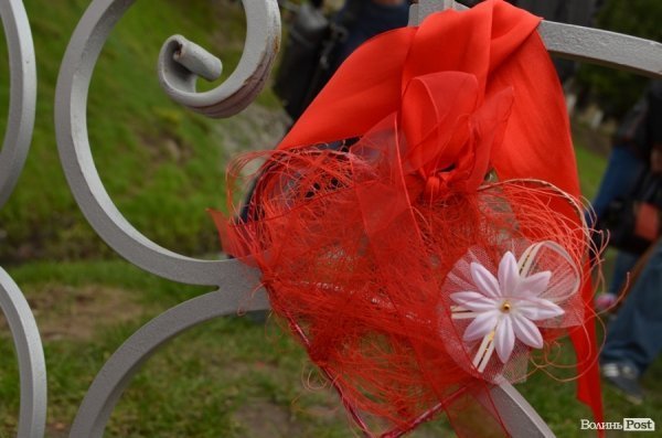 У Луцьку поряд з «Сіті-парком» відкрили Міст закоханих. ФОТО