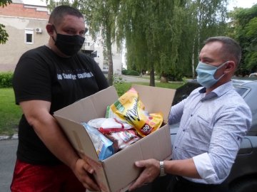 Небайдужі волиняни зібрали та відправили продукти бійцям на передову. ВІДЕО