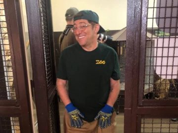 Доларовий мультимільйонер прибирав зоопарк та роздавав листівки у Луцьку. ВІДЕО