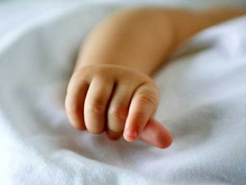 Жінка закопала у дворі новонароджену доньку