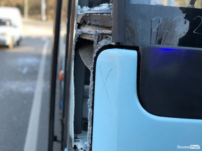 У центрі Луцька — ДТП за участю маршрутки і тролейбуса. ФОТО 