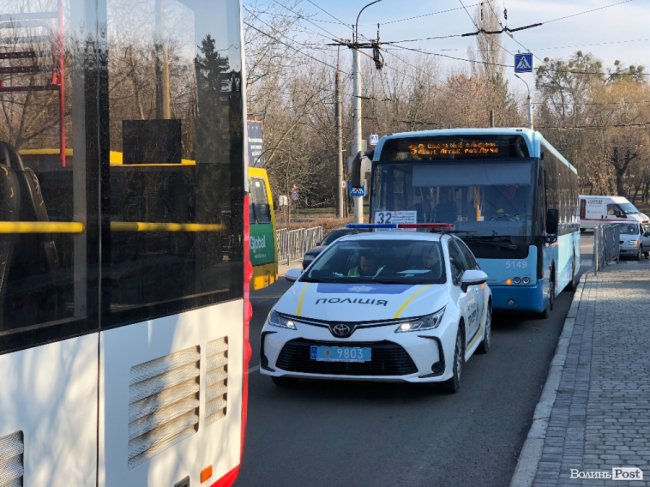У центрі Луцька — ДТП за участю маршрутки і тролейбуса. ФОТО 