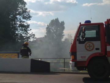 У Луцьку під мостом загорівся нічліг безхатьків. ФОТО