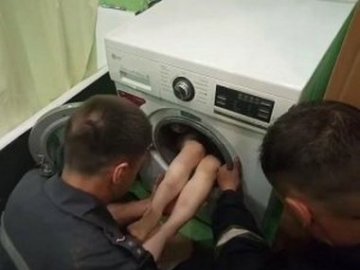 У Харкові врятували дитину, яка застрягла  у пральній машині