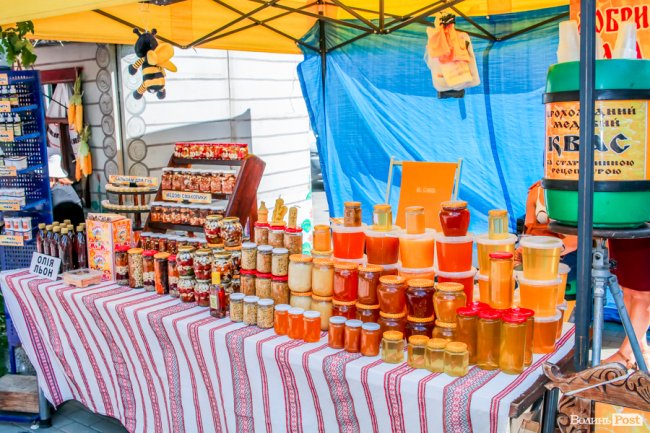 Народні розваги і море людей: в центрі Луцька «гуляє» етнофестиваль. ФОТО 