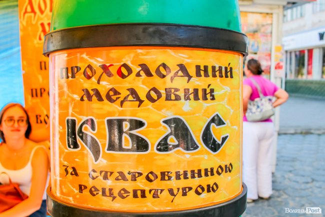 Народні розваги і море людей: в центрі Луцька «гуляє» етнофестиваль. ФОТО 