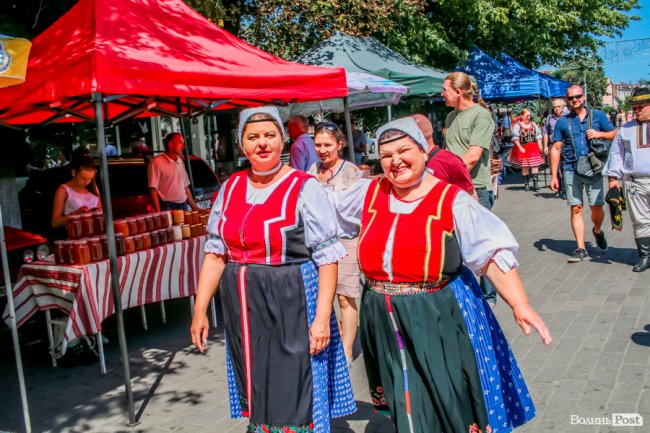 Народні розваги і море людей: в центрі Луцька «гуляє» етнофестиваль. ФОТО 