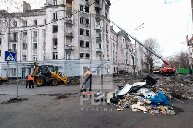 Нерозірваний снаряд, вибиті вікна та глибока вирва: наслідки атаки на Київ. ФОТО