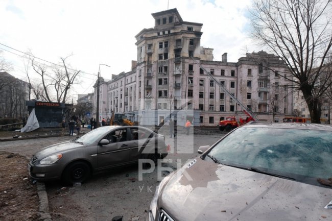 Нерозірваний снаряд, вибиті вікна та глибока вирва: наслідки атаки на Київ. ФОТО