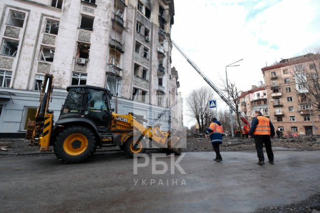 Нерозірваний снаряд, вибиті вікна та глибока вирва: наслідки атаки на Київ. ФОТО