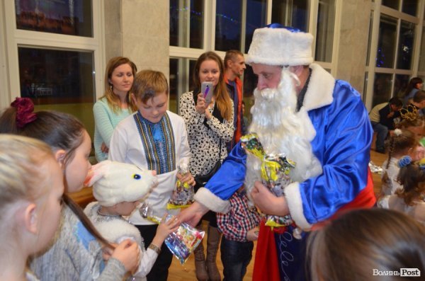  Ялинка, цукерки та мультяшні лемури: луцьким дітям влаштували новорічне свято