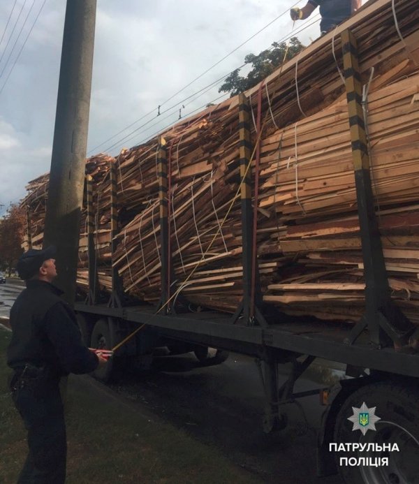 У Луцьку зупинили фуру, перевантажену деревиною. ФОТО