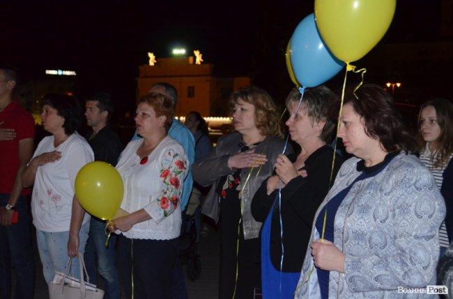 У вечірньому Луцьку – «Перша хвилина миру». ФОТО