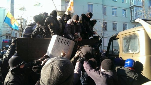 Фото сутичок під Верховною Радою