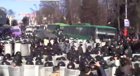 Фото сутичок під Верховною Радою