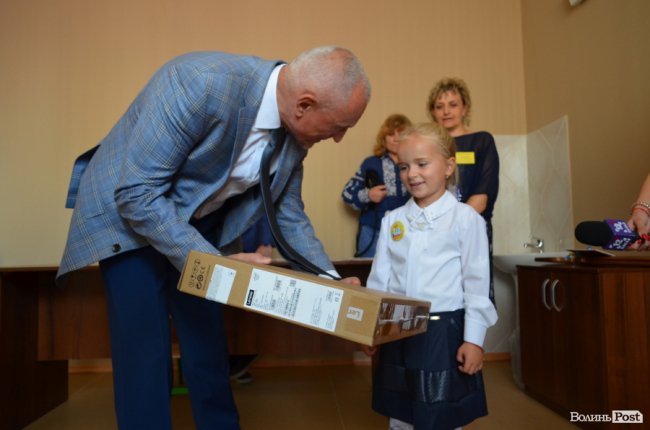 Президент подарував ноутбук луцькій школярці