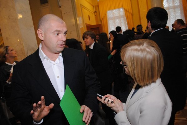 «Палиця не палиця». Каже, що у більшість поки не планує. Небагатослівний  - пише журналіст Наталка Пахайчук. (Фото Сергія Шаповала, взято з мережі Facebook)