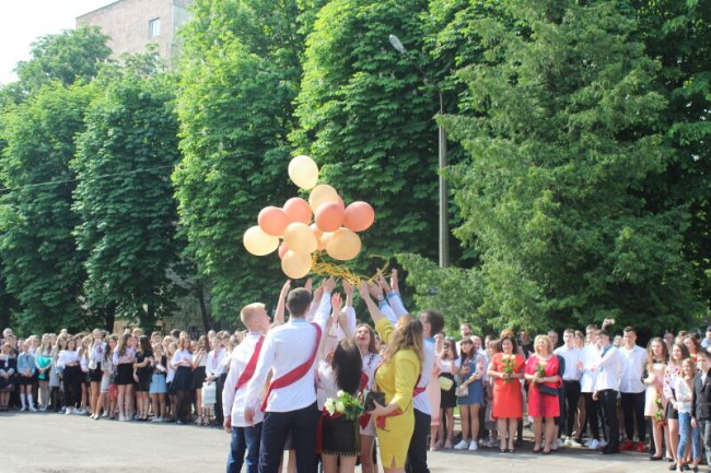 Щасливі посмішки і теплі спогади: у луцькій ЗОШ №11 пролунав останній дзвінок. ФОТО