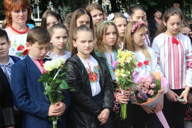 Щасливі посмішки і теплі спогади: у луцькій ЗОШ №11 пролунав останній дзвінок. ФОТО