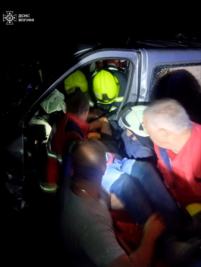 На Волині після ДТП водіїв із понівечених автівок діставали рятувальники. ФОТО
