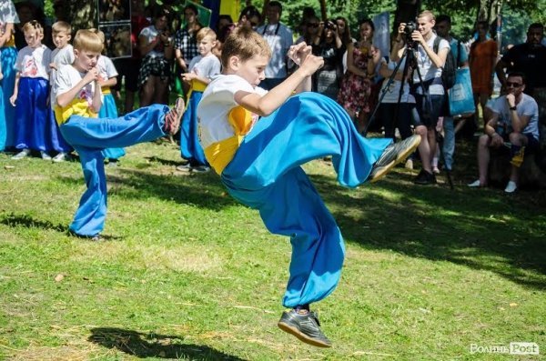Маленькі козаки зачарували відвідувачів «Бандерштату» бойовим гопаком. ФОТО