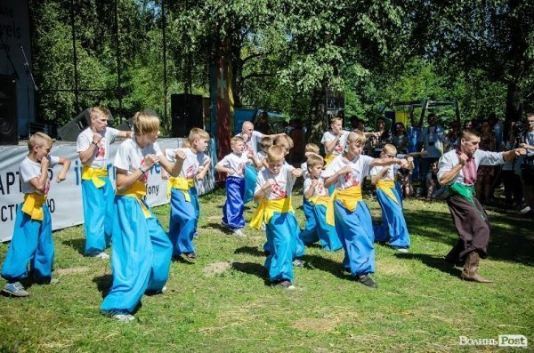 Маленькі козаки зачарували відвідувачів «Бандерштату» бойовим гопаком. ФОТО